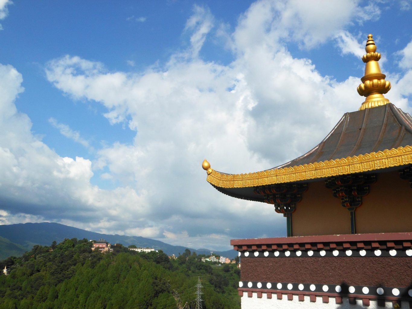柯槃寺佛法中心建築與山景